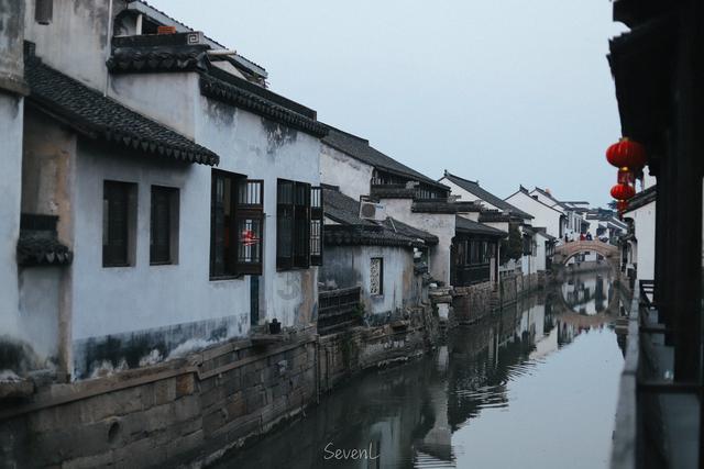 南京紫金山头陀岭现雾凇奇观，吸引大量游客和摄影爱好者前来观赏